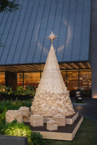 ครอโม แบงคอก เติมกลิ่นอายความเป็นไทยด้วยต้นคริสต์มาสจักสาน