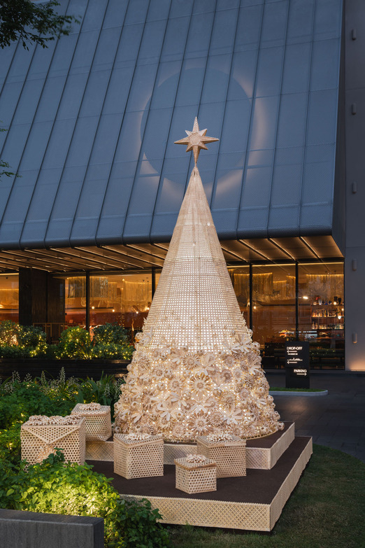 ครอโม แบงคอก เติมกลิ่นอายความเป็นไทยด้วยต้นคริสต์มาสจักสาน