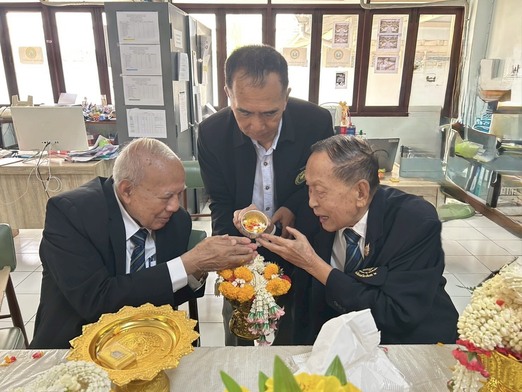 สมาคมฯ จัดพิธีสรงน้ำพระ รดน้ำขอพร